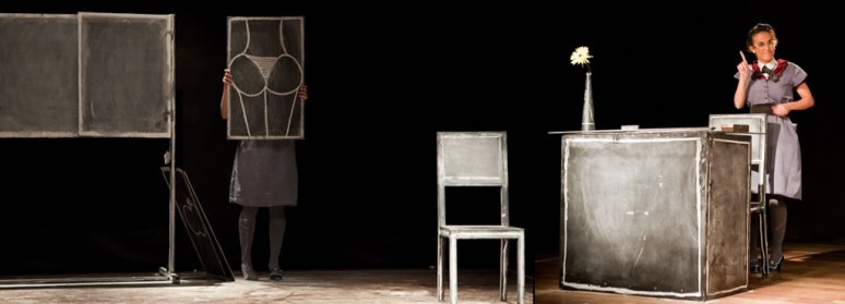 cenografia-e figurinos do-espetaculo-apareceu-a-margarida-por-tiago-almeida-_-foto-daniel-protzner-_-cia-flores-de-jorge-0253